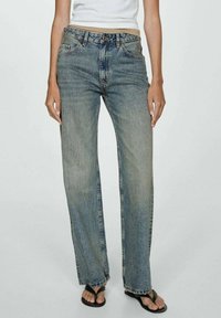Jeans dritti di un blu chiaro realizzati in denim, con vita alta, cinque tasche e un lavaggio sbiadito con orli leggermente sfrangiati.