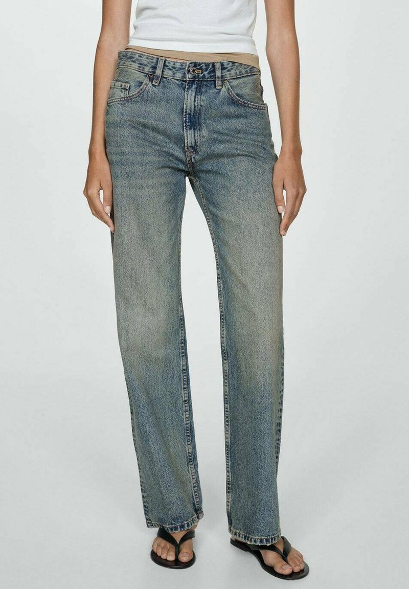 Jeans dritti di un blu chiaro realizzati in denim, con vita alta, cinque tasche e un lavaggio sbiadito con orli leggermente sfrangiati.