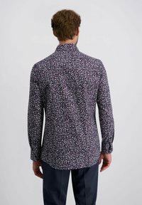Langarmhemd in dunkelviolett mit einem kleinen floralen Muster in Weiß und Pink. Hat einen Button-Down-Kragen und einen geraden Saum.
