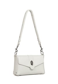 Borsa a mano in pelle bianca con una texture liscia, design angolato, chiusura magnetica e tracolla regolabile. Presenta dettagli in metallo argentato.