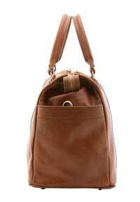 Bruine leren handtas met een gestructureerd ontwerp, voorzien van twee handvatten, een ritsluiting en een buitenzak met gestikte accenten.