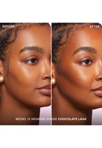 Vergelijking voor en na met het gezicht van een model. Glad, warm getint huid met een tint genaamd "Chocolate Lava." Oorbellen zijn in beide afbeeldingen aanwezig.