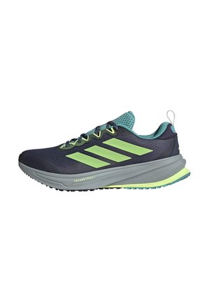 Baskets de course bleu marine avec des accents bleu clair, trois bandes vertes sur le côté, tige en mesh, col rembourré et semelle texturée.