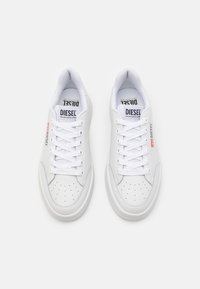 Vita lädersneakers med en jämn textur, perforerad detaljer på tåboxen, platta snören och synlig branding på tungan och sidan.