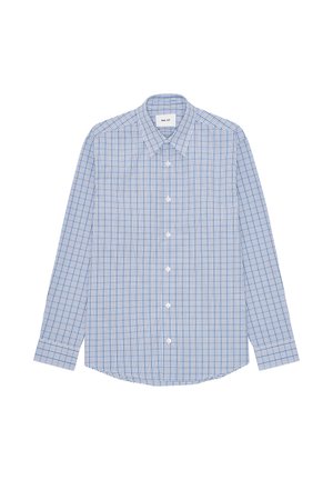 Langärmliges Hemd mit Knöpfen, blau-weiß kariertem Muster, spitzem Kragen und abgerundetem Saum, flach auf weißem Hintergrund liegend.