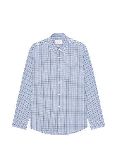 Chemise à manches longues boutonnée avec motif à carreaux bleu et blanc, col pointu et ourlet arrondi, posée à plat sur fond blanc.