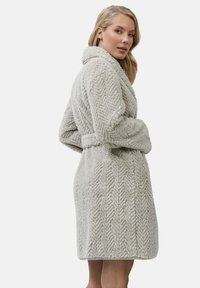 Accappatoio grigio chiaro, con texture e motivo a spina di pesce, maniche lunghe, colletto a scialle e cintura in vita. Materiale morbido e soffice.