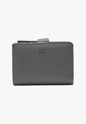 Szary skórzany portfel o teksturowanym wykończeniu, z małym logo w dolnym rogu i bezpiecznym zapięciem. Kompaktowy prostokątny kształt.