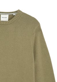 Pull en maille vert olive avec un col rond, des finitions côtelées et une texture particulière, orné d'une étiquette Lyle & Scott.