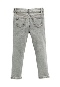 Jeans de mezclilla gris claro mostrados desde la parte posterior con dos bolsillos traseros y pasadores para cinturón en la cintura.