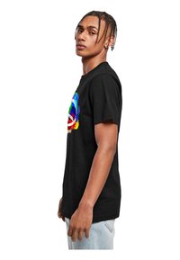 Sort bomulds-t-shirt med korte ærmer; har et farverigt grafisk design af sammenkoblede cirkler i flere farver foran.