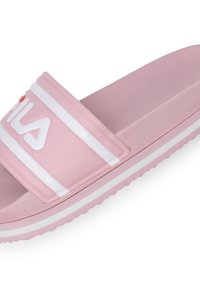 Ciabatta rosa in plastica liscia, con una larga fascia decorata con accenti bianchi e un logo, suola testurizzata per una migliore aderenza e forma arrotondata.