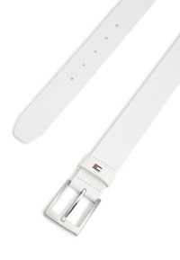 Λευκή δερμάτινη ζώνη με ορθογώνια ασημί αγκράφα και πέντε τρύπες. Διαθέτει μικρή ετικέτα λογότυπου κοντά στην αγκράφα με κόκκινες και μπλε λεπτομέρειες.