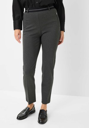 Graue, maßgeschneiderte Hosen mit glatter Textur, schmaler Passform und einem kontrastierenden schwarzen Bund mit feinem Streifen. Mit Taschen akzentuiert.