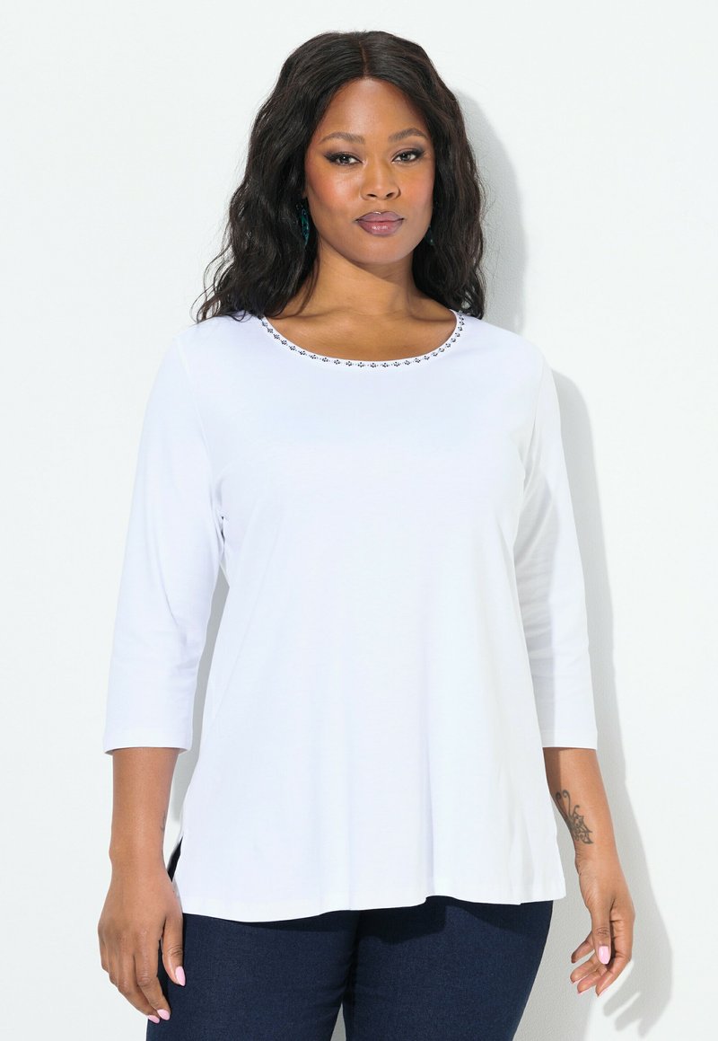 Weißes Longsleeve-Oberteil mit Rundhalsausschnitt, verziert mit kleinen metallischen Akzenten, aus einem weichen, leichten Stoff gefertigt.