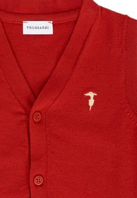 Gilet rosso a maglia con scollo a V, caratterizzato da due bottoni frontali e un piccolo dettaglio logo crema sul lato sinistro. Texture morbida, design casual.