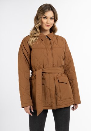 Gequilted bruin jack met een knoopsluiting, kraag, ceintuurlijn en twee voorkruiden. Beschikt over een gladde textuur en een ontspannen pasvorm.