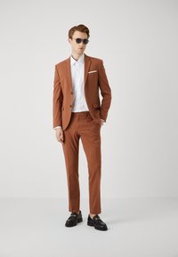 Isaac Dewhirst THE FASHION SUIT SET - Odijelo - dark caramel