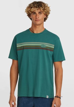 Tyrkysové bavlnené tričko s horizontálnymi pásmi v svetlomodrej, olivovej zelenej a hnedej farbe. Okrúhly výstrih a malá značka na hrudi.