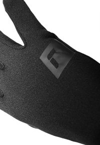 Gant noir avec un design à deux doigts, fabriqué dans un tissu extensible. Patch logo noir distinctif au poignet. Texture lisse avec des coutures renforcées.