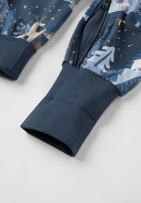 Børns langærmede top med et marineblåt design og vinter-tema tryk, elastiske ærmer og en lynlås ved halsen.