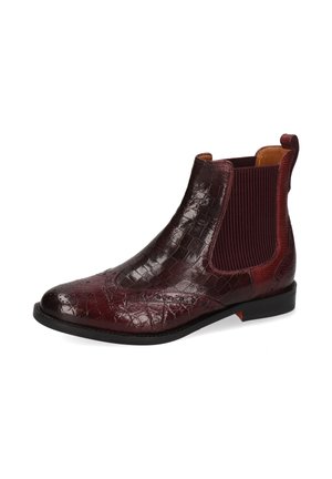 Botte Chelsea en cuir bordeaux avec texture crocodile, panneaux latéraux élastiques et bout arrondi. Présente des détails de brogue décoratifs.