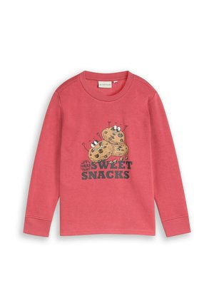 Koralowa koszula z długim rękawem z rysunkowymi ciasteczkami z kawałkami czekolady i napisem "Let's grab some sweet snacks" z przodu.