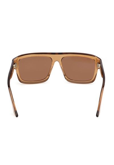 Lunettes de soleil rectangulaires teintées marron avec des montures ambrées translucides et des branches d'un brun foncé, vues de face.