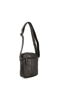 Schwarze Leder-Umhängetasche mit strukturierter Oberfläche, verstellbarem Gurt, vorderer Reißverschlusstasche und quadratischer Form. Strapazierfähige Hardware-Akzente.