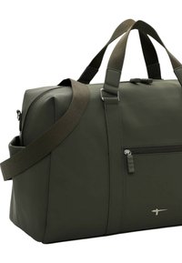 Olijfgroene duffeltas met dubbele handvatten, verstelbare schouderriem, voorvak met ritssluiting en klein metalen logo op een witte achtergrond.