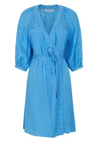 Niebieska sukienka w stylu wrap z teksturowanym wzorem, krótkimi bufiastymi rękawami, paskiem w talii i dekoltem w kształcie litery V. Wykonana z lekkiego materiału.