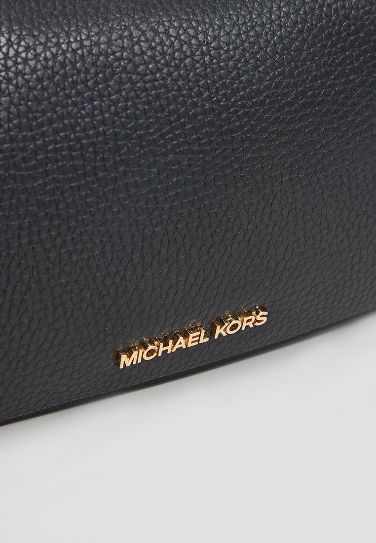 Schwarze Lederhandtasche mit strukturiertem Oberflächenmaterial und einem goldenen Logoakzent mit der Aufschrift "MICHAEL KORS" auf der Vorderseite.