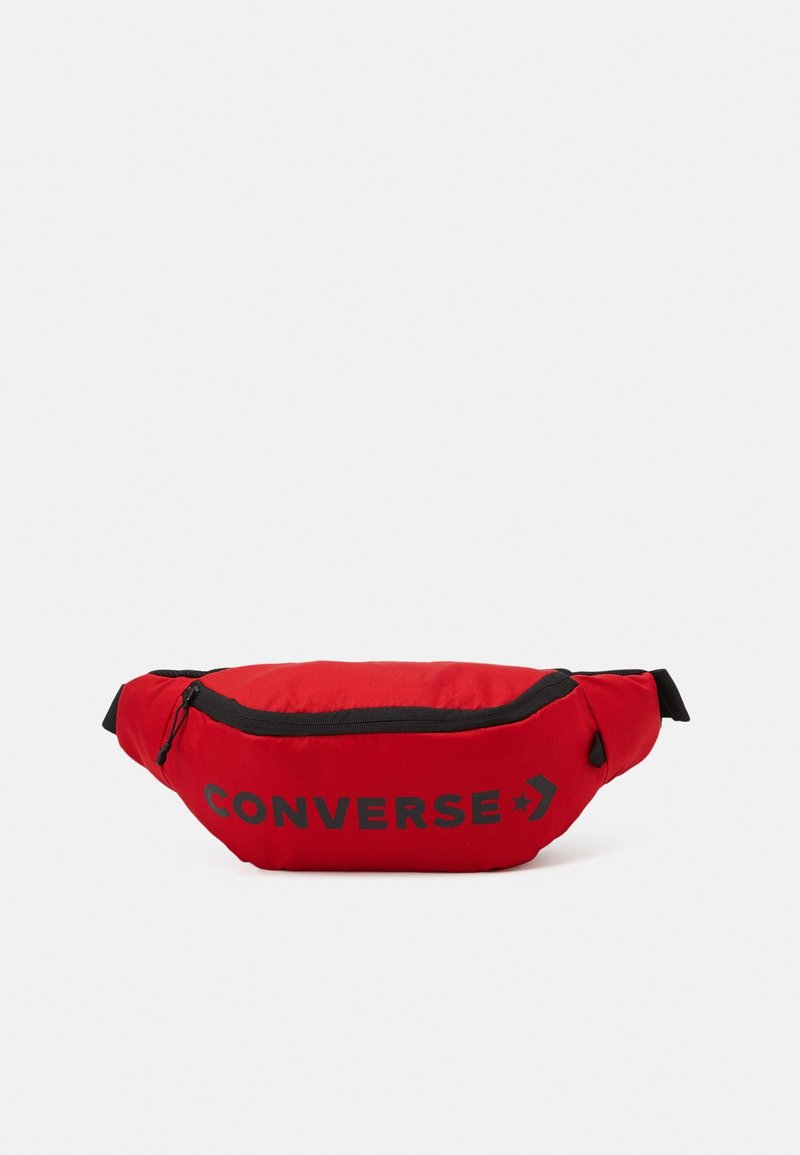 Czerwona nerka wykonana z trwałego materiału z czarnym zamkiem i dużym logo "CONVERSE" z przodu. Kompaktowy i elegancki design.