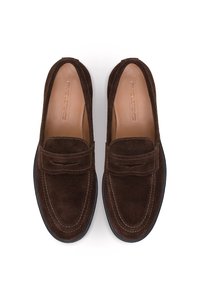 Brązowe zamszowe mokasyny z haftowanym wzorem, z szerokim paskiem na wierzchu stopy oraz gładkim, zaokrąglonym noskiem. Lekka gumowa podeszwa.