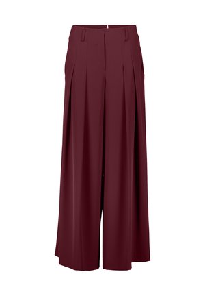 Pantaloni a gamba larga bordeaux realizzati in tessuto liscio con pieghe, tasche laterali e design a vita alta. Presentano passanti per la cintura.