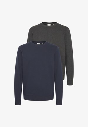 Zwei langärmelige Sweatshirts: eines in Marineblau, das andere in Dunkelgrau. Beide verfügen über Rundhalsausschnitte, gerippte Bündchen und eine weiche Textur in einem lässigen Design.