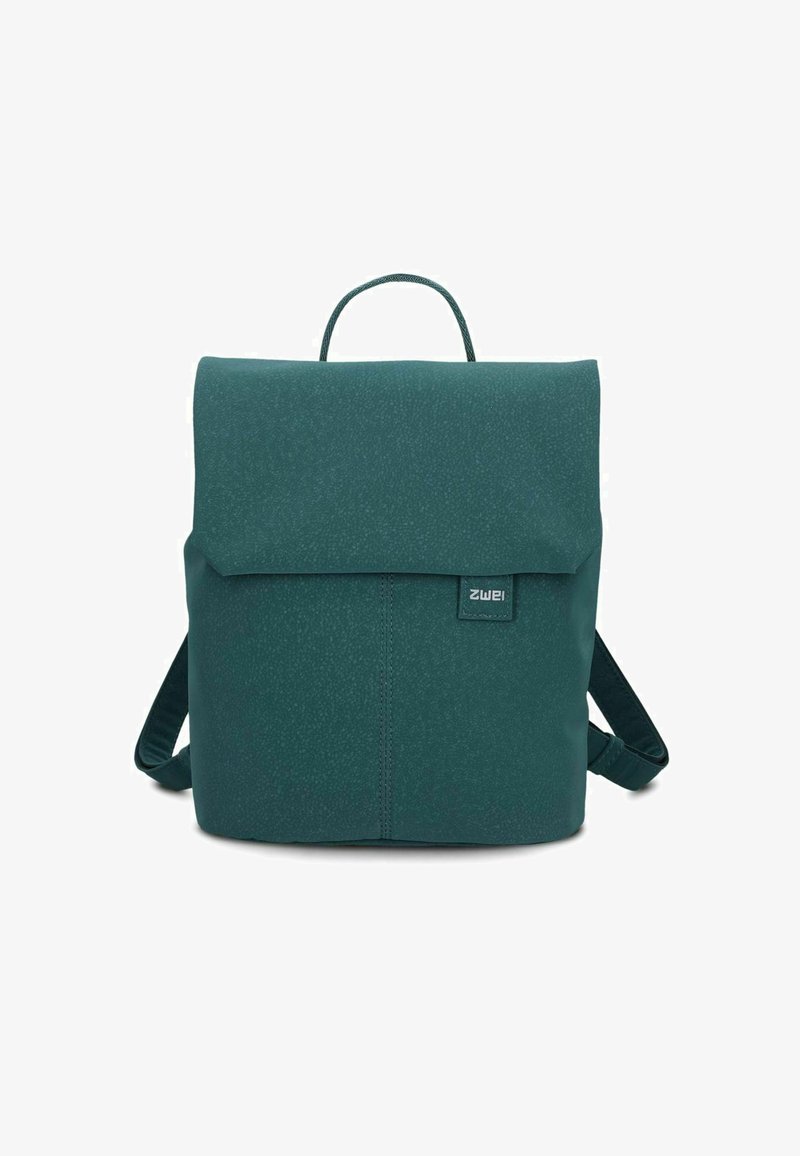 Sac à dos teal avec un rabat repliable, en matériau texturé, des sangles réglables et un logo sur le devant. Forme rectangulaire compacte.