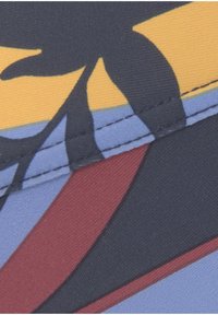 Višebojna tkanina koja prikazuje apstraktne uzorke s tamnoplavilim, crvenim i žutim dijelovima; glatka tekstura s dosljednim detaljem šavova.
