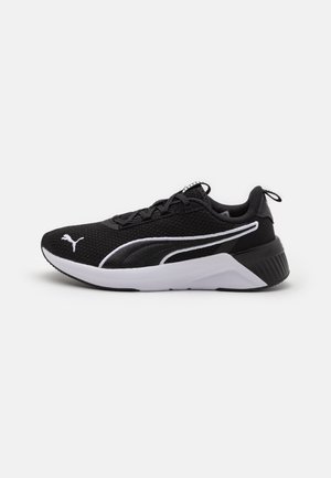 Czarne buty sportowe z siateczkową cholewką, białymi akcentami i grubą podeszwą. Posiadają sznurowaną konstrukcję oraz fakturowane tylne. Ikoniczne logo z boku.