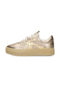 Zapatillas metálicas doradas con un diseño texturizado, que cuentan con una gruesa suela de goma beige y cordones blancos. Acabados de costura detallados en la parte superior.