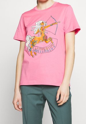 Roze katoenen T-shirt met een Boogschutter-ontwerp met een centaur-tekening, bloemmotieven en het woord "SAGITTARIUS" in blauw.