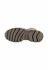 Suela de zapato de goma marrón con patrones de tracción horizontales y verticales. Presenta una punta redondeada y un talón ligeramente elevado para mayor agarre y durabilidad.