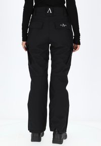 Pantaloni cargo neri con alta vita, dotati di più tasche, una texture liscia e zip alla caviglia per una vestibilità regolabile.