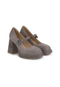 Zapatos de tacón alto de ante gris con puntera redondeada, tacón cuadrado y una correa estrecha estilo mary-jane con un detalle de hebilla decorativa.