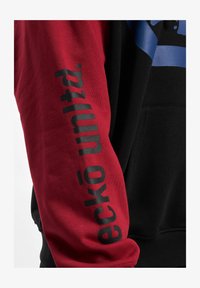 Atlasīts, black red blue