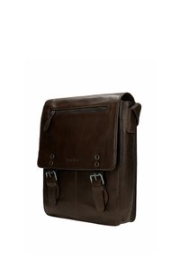 Donkerbruine leren laptoptas met voorflap, ritssluiting, twee gespsluitingen en een schouderhengsel aan de zijkant.