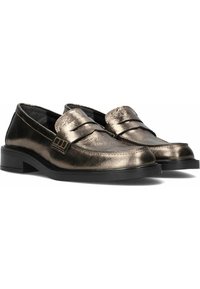 Metalen bronzen loafers met zwarte rubberen zolen, voorzien van een gladde textuur en een decoratieve band over de voorkant. Klassiek ontwerp.