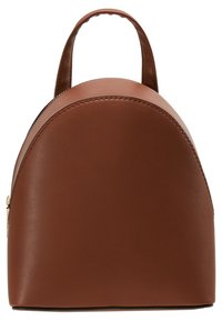 Mochila de cuero marrón con forma redondeada, cierre de cremallera y asa corta. Textura suave con detalles de costuras a lo largo de los bordes.