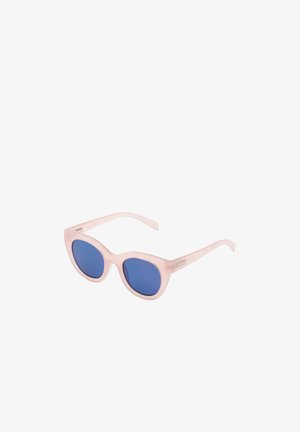 Lunettes de soleil œil de chat translucides roses avec verres bleus et branches fines, présentées sur un fond blanc.