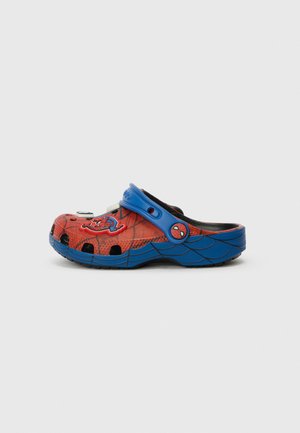 Clog vermelho e azul para criança com padrão de teia de aranha, decoração do personagem Spider-Man e tira de calcanhar azul ajustável.